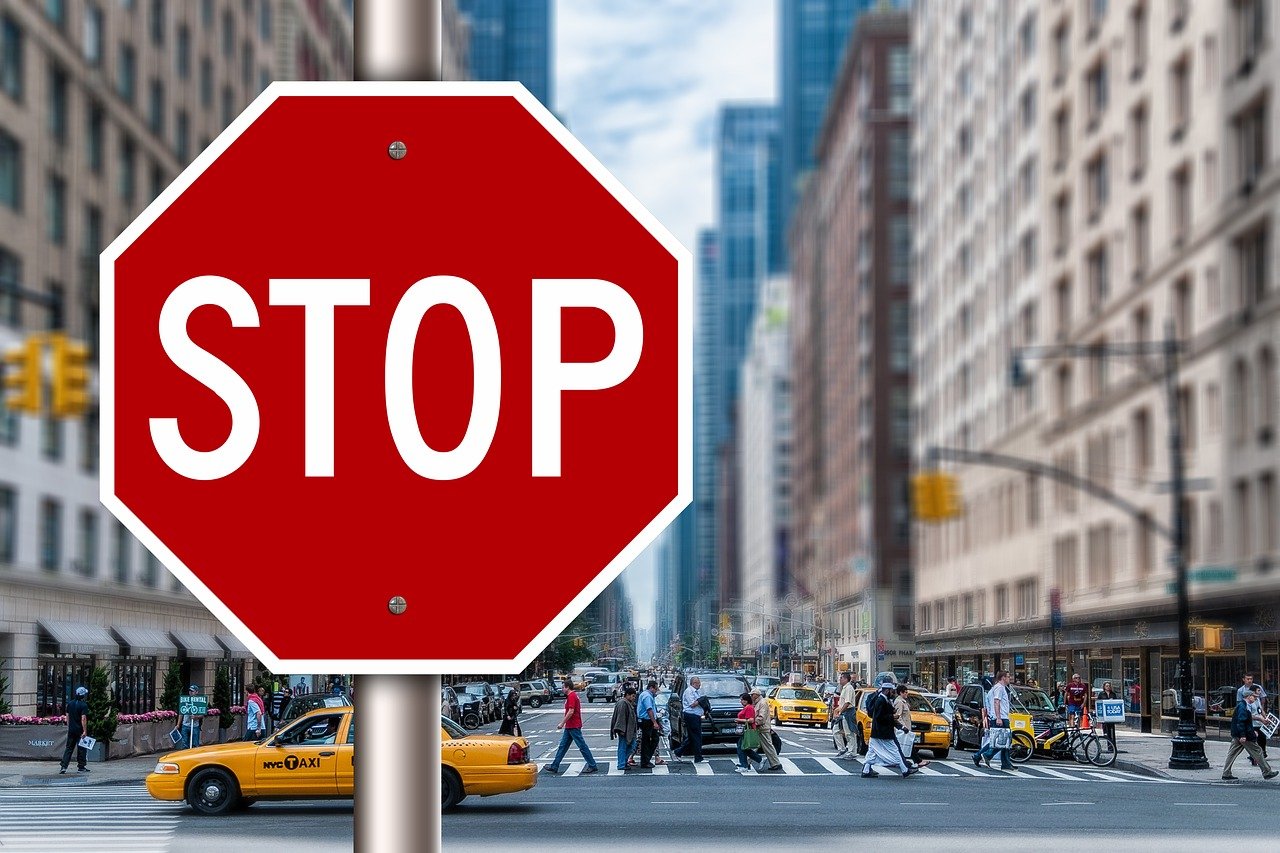 Sąd Najwyższy o znaczeniu znaku STOP w ruchu drogowym i przyczynieniu
